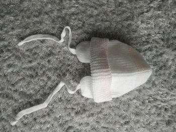 Bonnet blanc et rose
1 mois