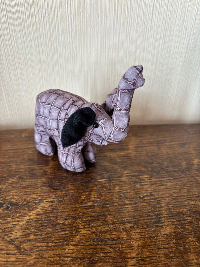 petit éléphant en tissu - photo numéro 2
