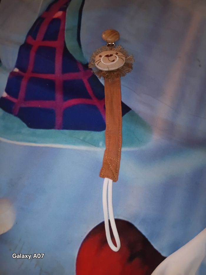 Attache sucettes lion - photo numéro 6