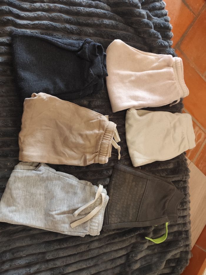 Lot de 17 pièces pull et pantalon 18 moisLot de 17 pièces de pull et pantalon toute marque en 18 mois 

4 pantalon
6 pantalon jogging 
1 veste 
6 pull
En bon état général 
(Il se peut qu'il y a quelques traces d'usure ou de petites taches car ça - photo numéro 2