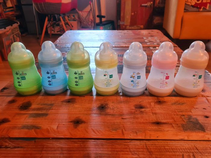 Lot de 7 biberons Mam + tétines