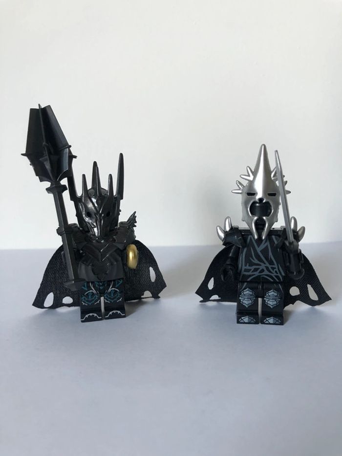 Figurine type lego Sauron avec l’anneau de pouvoir et le Roi d’Angmar. le seigneur des anneaux