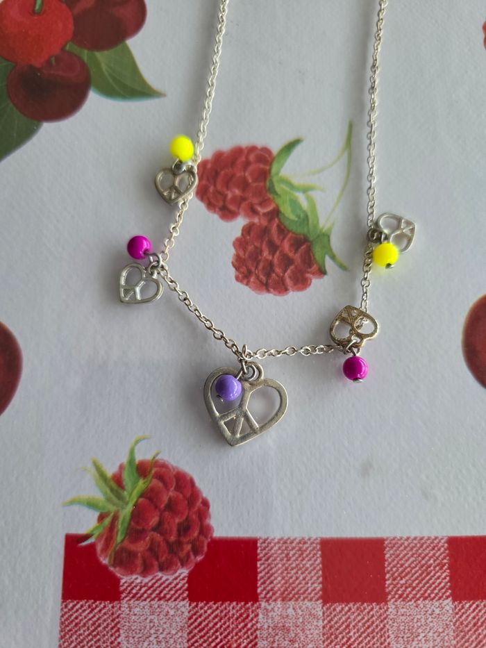 COLLIER FILLE 👧 MOTIFS CŒURS 🩷💛💜 - photo numéro 2