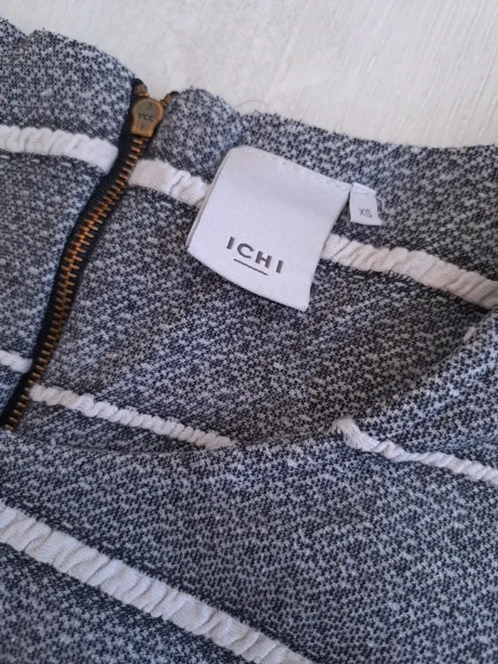 Blouse Ichi rayée gris blanc - taille XS - zip au dos - demi-manches - photo numéro 2