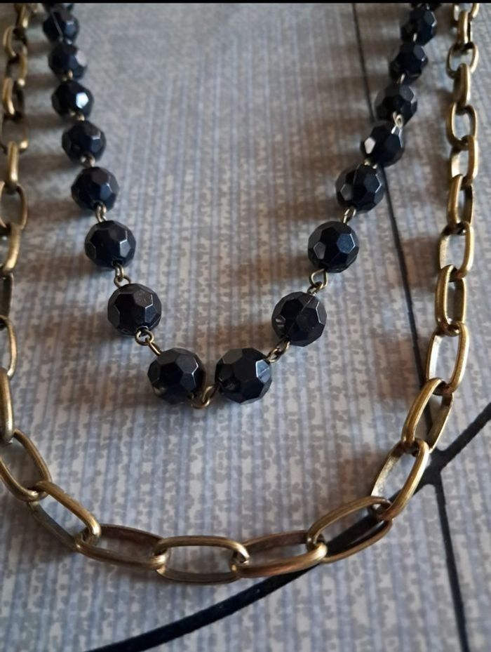 Collier long NEUF avec chaîne et breloques couleur bronze et perles noires - photo numéro 4