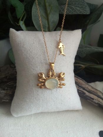 Collier crabe pierre Aqua calcédoine naturelle