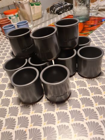 Lot 13 pots. En terre cuite vernissé. Gris. H 7 cm Diamètre 6.8. La fermière