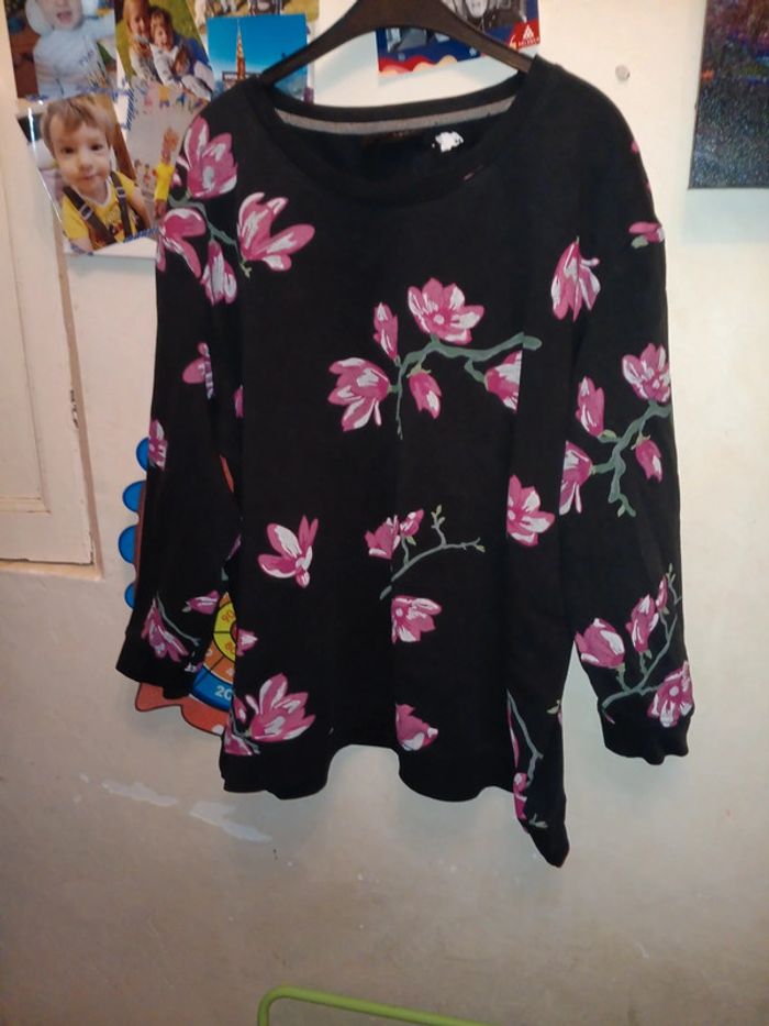 Sweat à fleur bon prix 50/52 reste d'étiquette collante pas vinted go