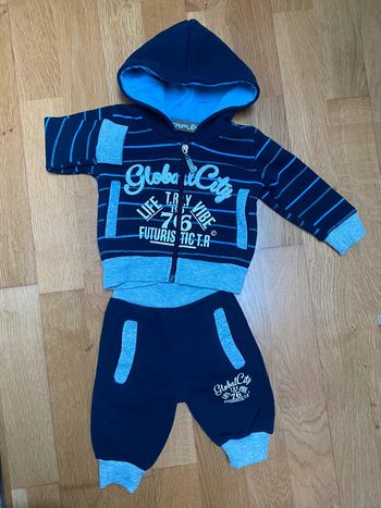 Jogging avec capuche 3 mois
