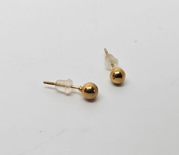 Paire de boucles d'oreilles. Neuve. Doré