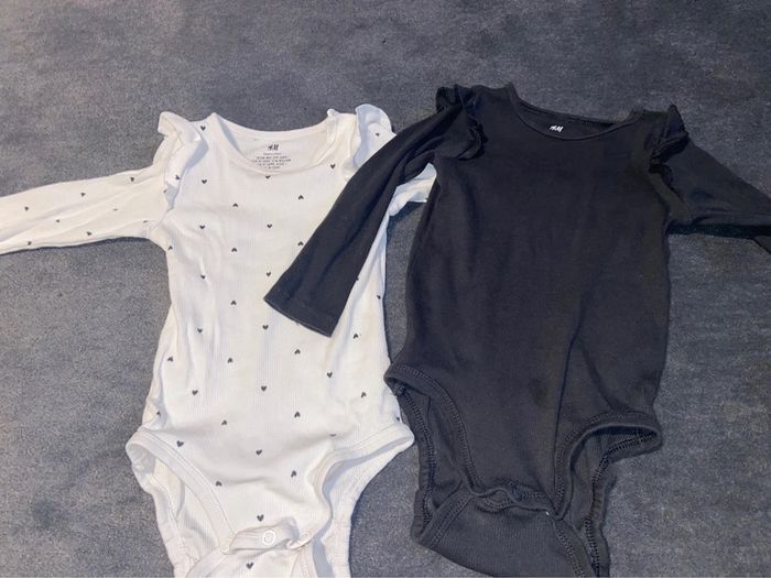 Lot de deux bodies h&m - photo numéro 2