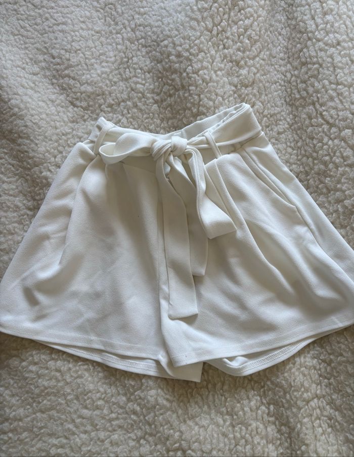 Short blanc fluide avec ceinture boohoo neuf sans étiquette