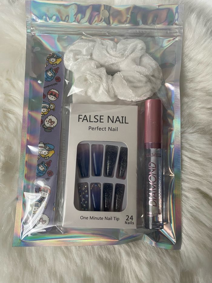 Gloss + faux ongles + lime à ongles + chouchou cheveux