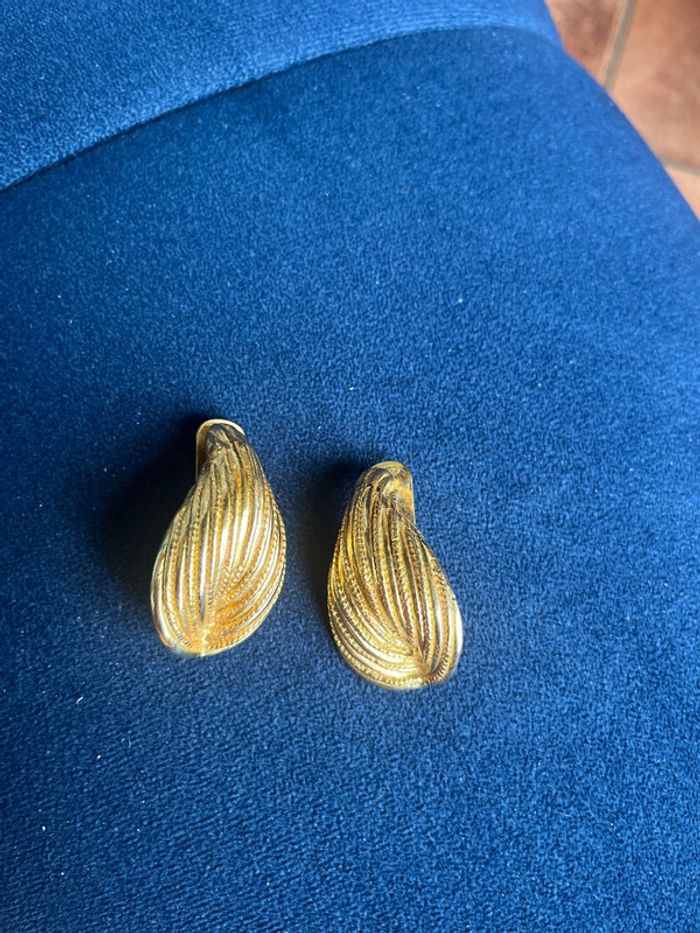 boucle d’oreille dorée