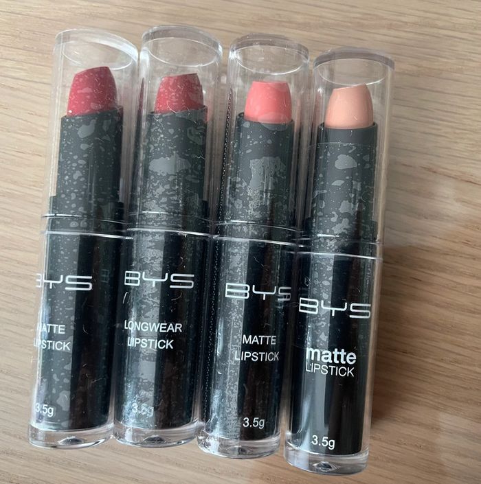 Lot de 4 rouges à lèvres BYS