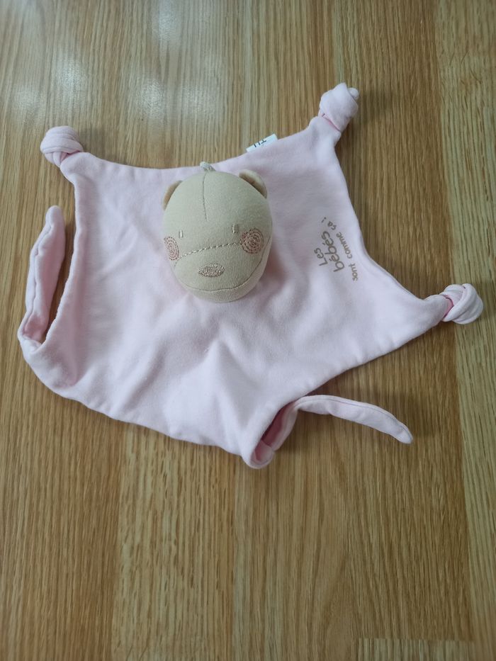 Une cape rose claire toucher velours et 2 doudous - photo numéro 7