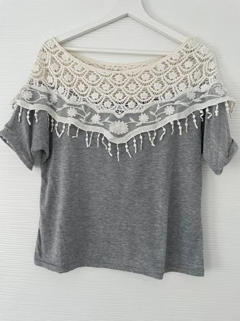 Haut t-shirt gris avec dentelle broderie blanche à manches courtes col rond