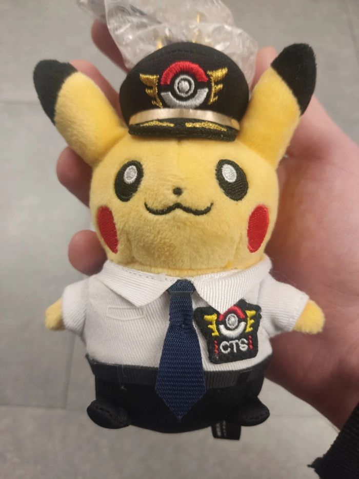 Peluche Pikachu plush porte clé keychain pokemon center 2020 - photo numéro 2