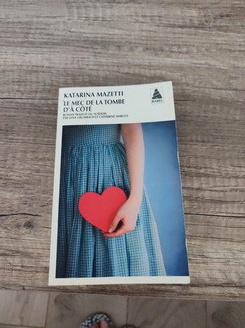 Romance de poche "Le mec de la tombe d'à côté"