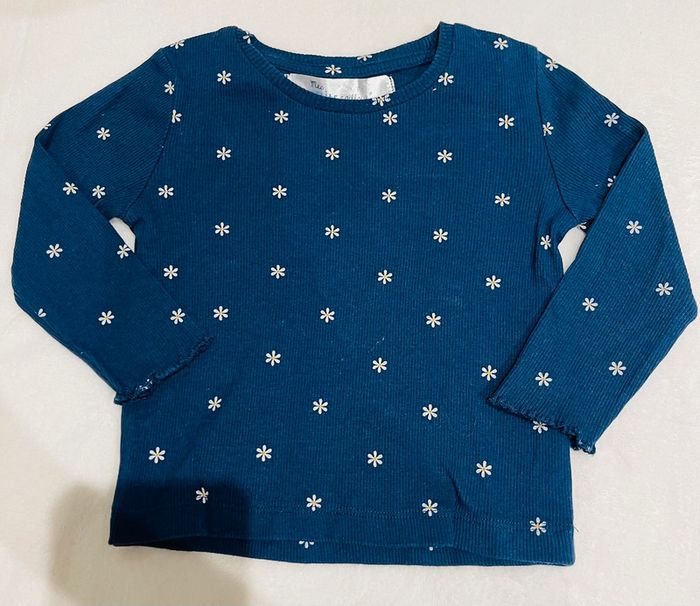 Haut manches longues bleu marine avec petites fleurs marguerites 18 mois /80cm Les petits cailloux - photo numéro 2