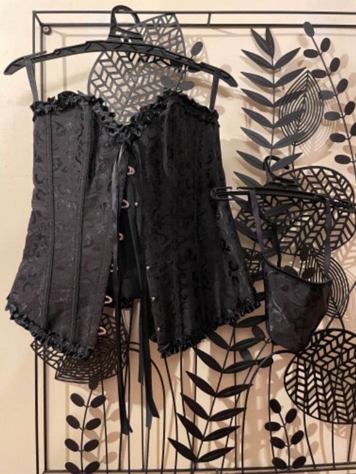 Corset laçage dos taille M et string ficelle
