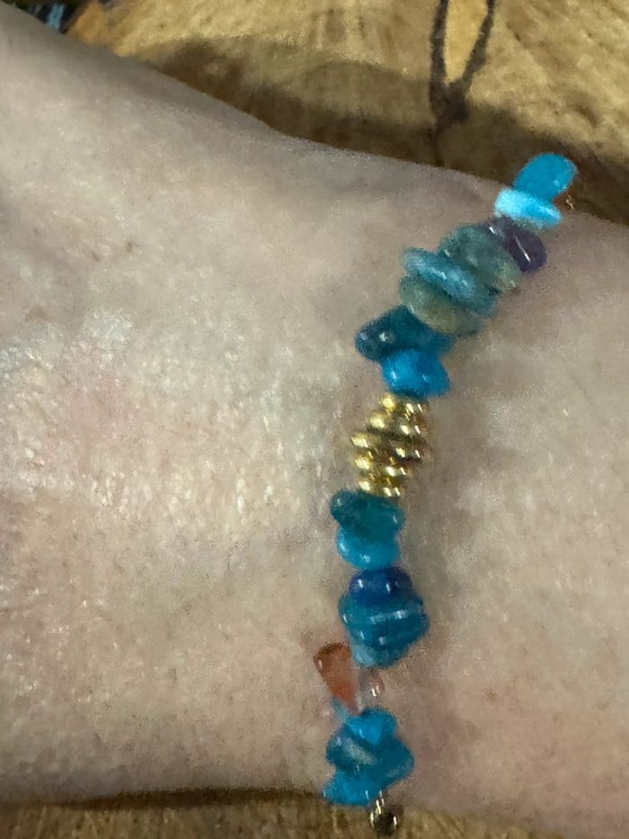 Bracelet réglable grigri acier inoxydable or pierres tons de bleu - photo numéro 4