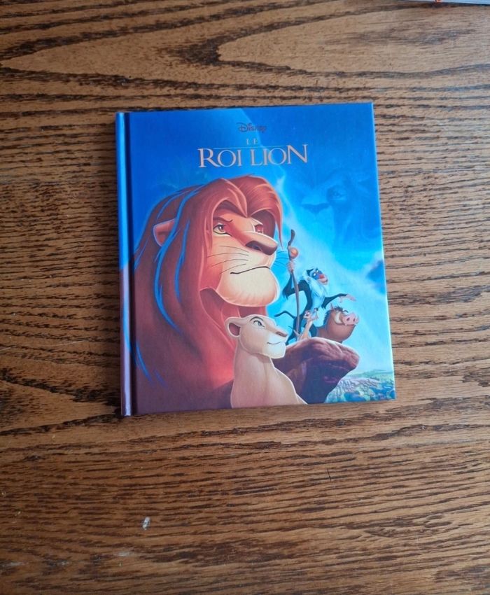 Livre disney  le roi lion en tres bon état