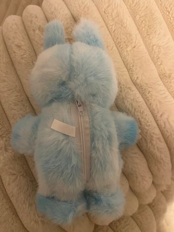 Labubu qui dance  marche qui chante et qui répète