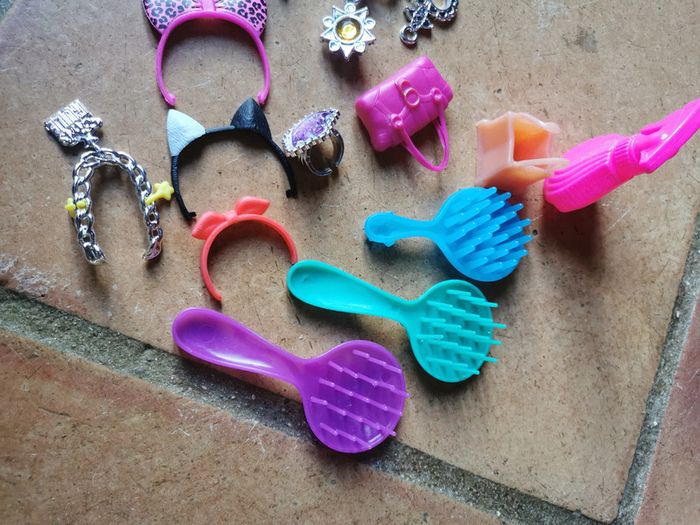 Lot de 14 accessoires en plastique pour poupée - photo numéro 2