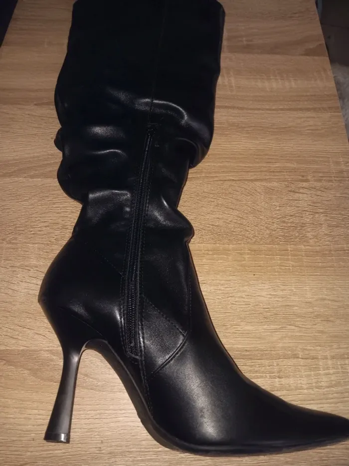 Bottes hautes noires taille 39 à talons aiguilles élégantes - photo numéro 4