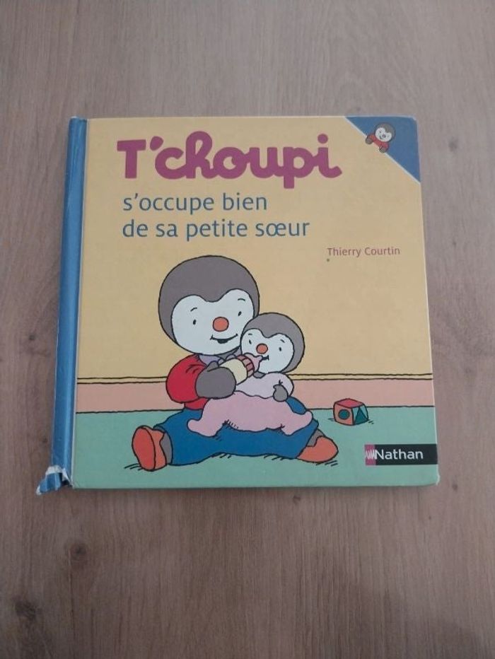 T'choupi s'occupe bien de sa petite sœur