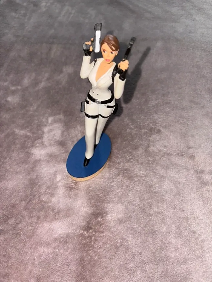 Figurine de collection Tomb Raider Lara Croft en très bon état. - photo numéro 3