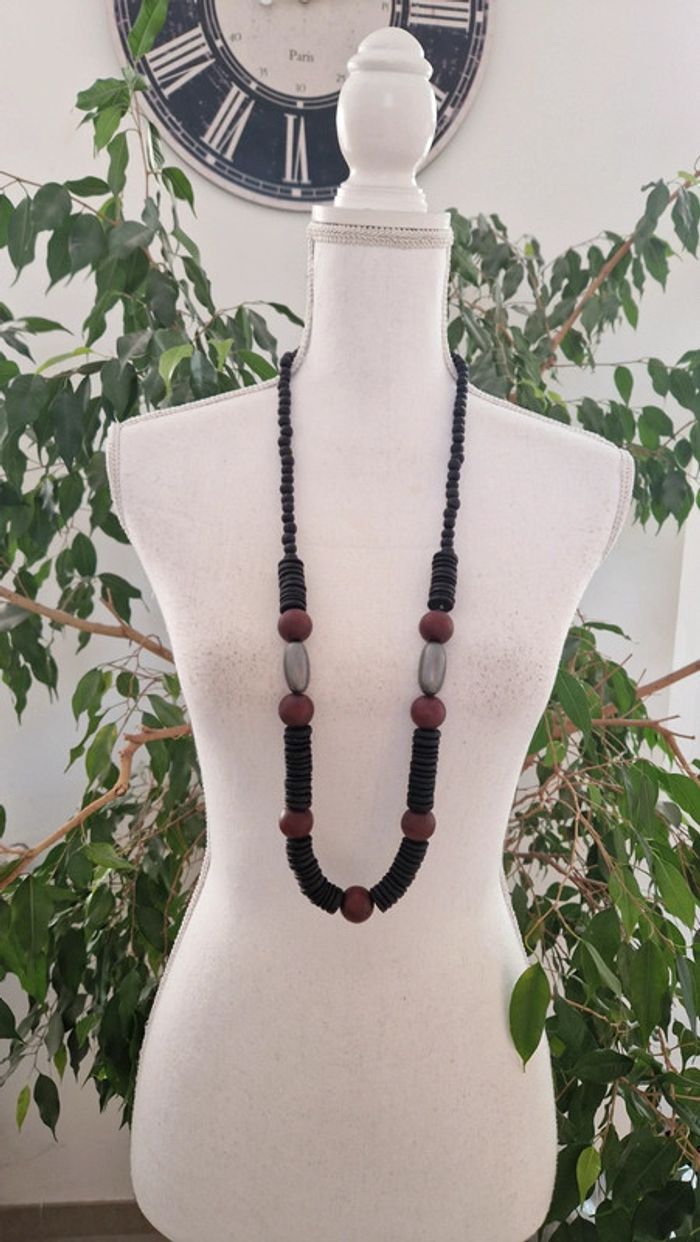 Collier perles en bois.