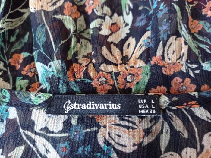 BLOUSE Fleurie STRADIVARIUS. - photo numéro 4