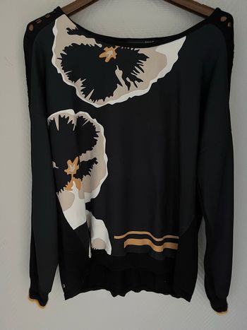 Pull noir et fleurs Miss Captain
