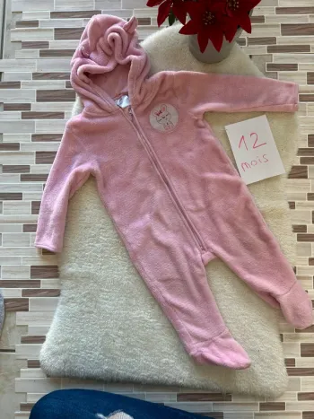 Sur pyjama ~ 12 mois