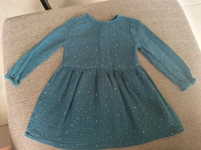 Robe verte avec points dorés