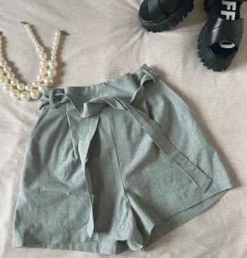 Short taille haute gris, pull and Bear taille M