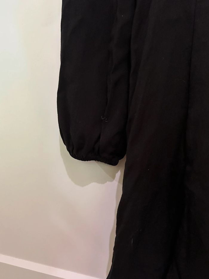 669 – robe Zara noire à manches longues et col v avec détails dentelles et boutons - photo numéro 11