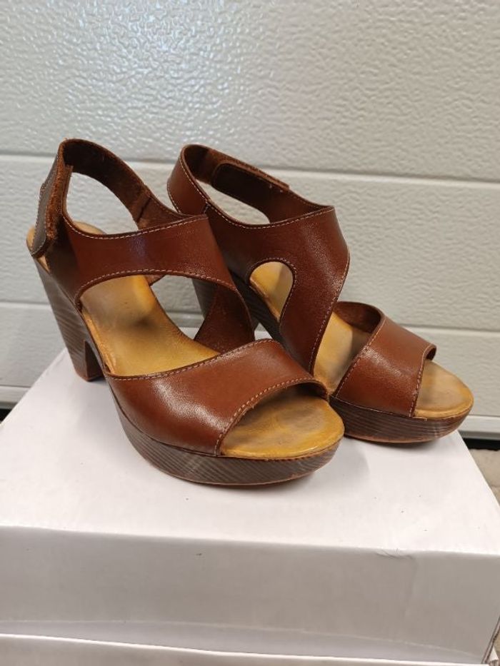Sandales en cuir marron