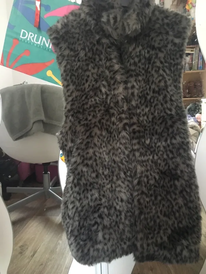 Veste sans manche en fausse fourrure