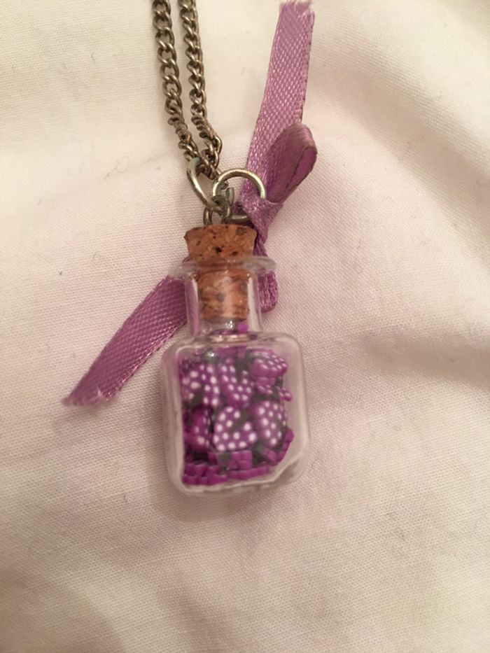Pendentif fiole avec mini cœurs violets