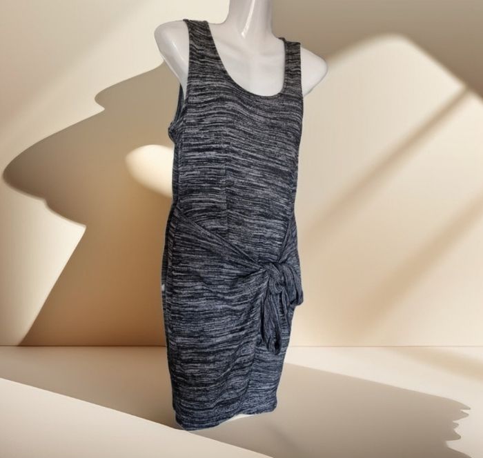 Superbe robe moulante, effet drapé a nouer original