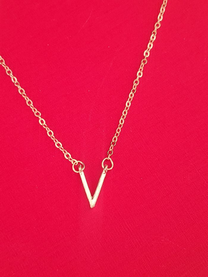Collier a chaîne pendentif doré lettre V