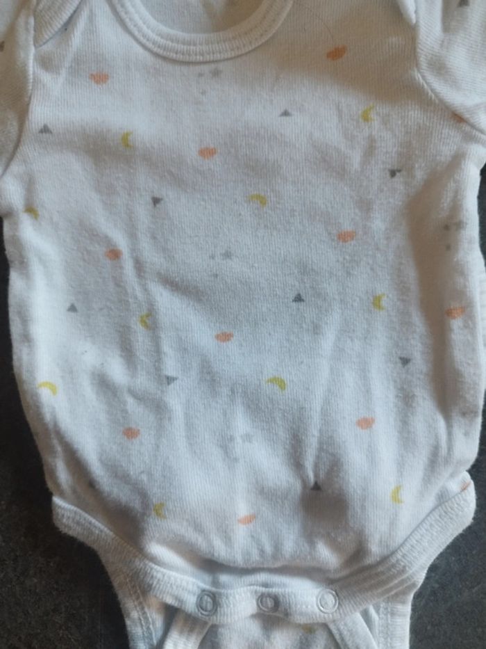 Lot bodies "toujours dans la lune" 1 mois - photo numéro 6