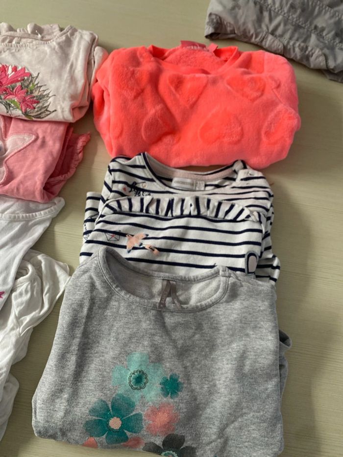 Lot filles 3 pulls et 4 tee shirt - photo numéro 2