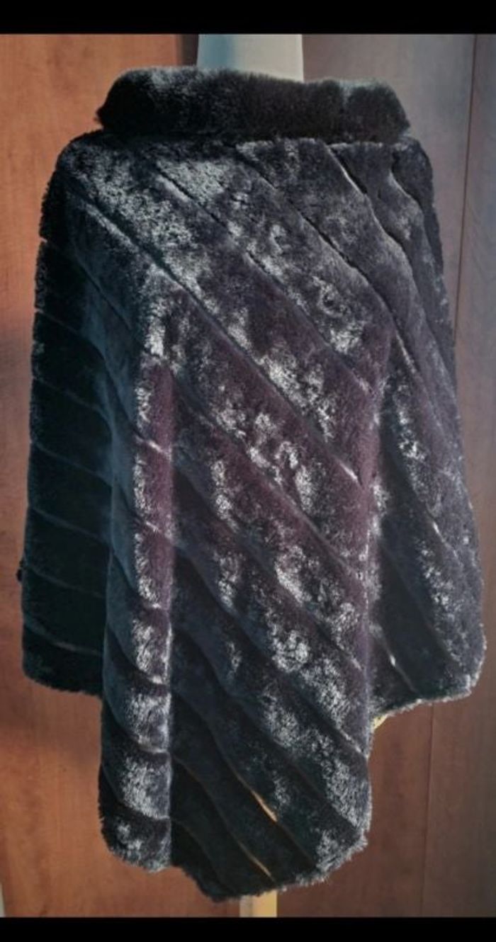 Poncho noir fausse fourrure