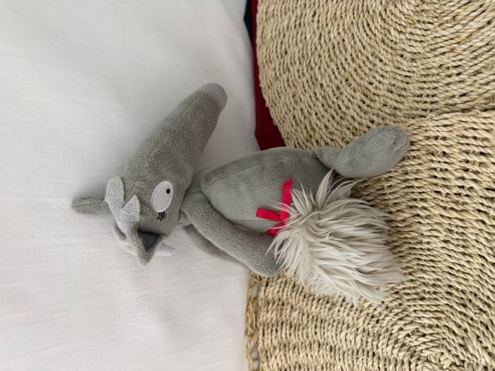 Peluche Louve Gris Clair Noeud Rouge AUZOU 25 cm - photo numéro 1