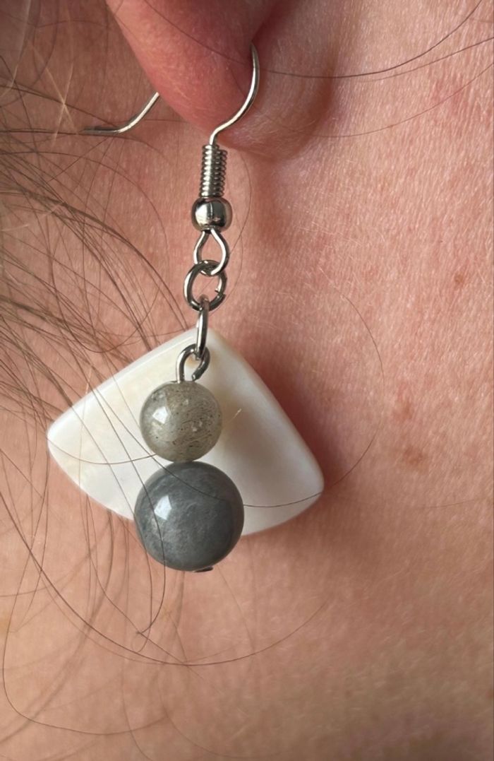 Boucle d’oreille en labradorite naturelle