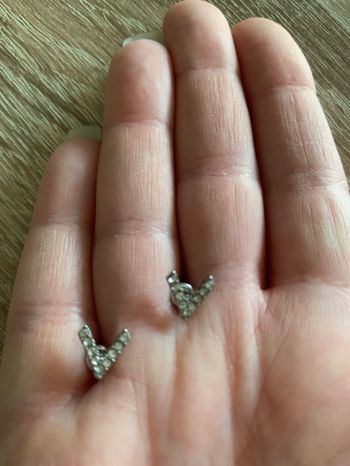 Boucles d’oreilles lettre V à strass